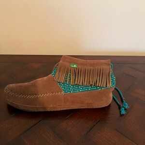 Sanuk Brown Suede Fringe Moccasins